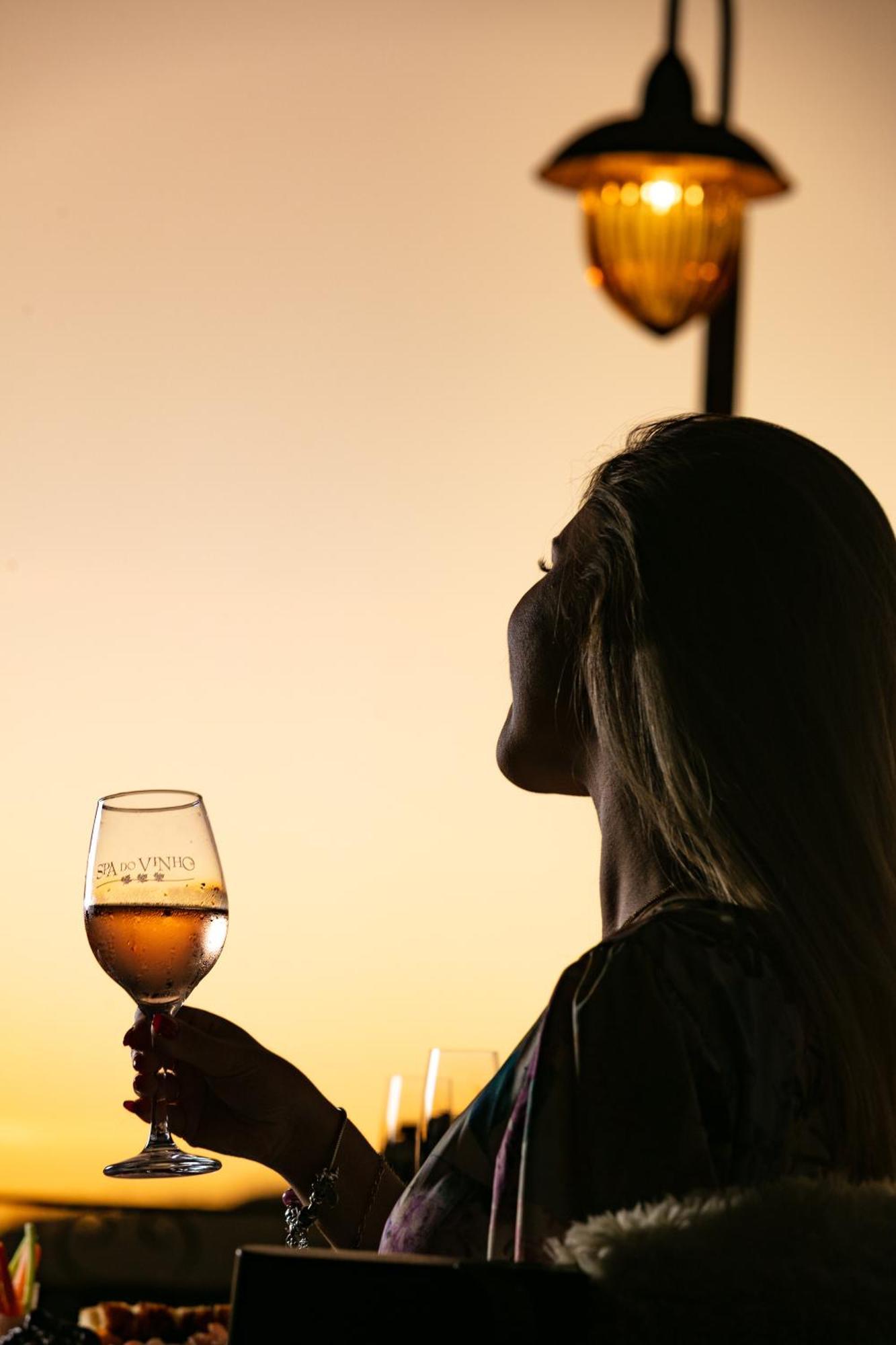 Spa Do Vinho Condominio Vitivinicola Бенту-Гонсалвіс Екстер'єр фото A glass of sherry