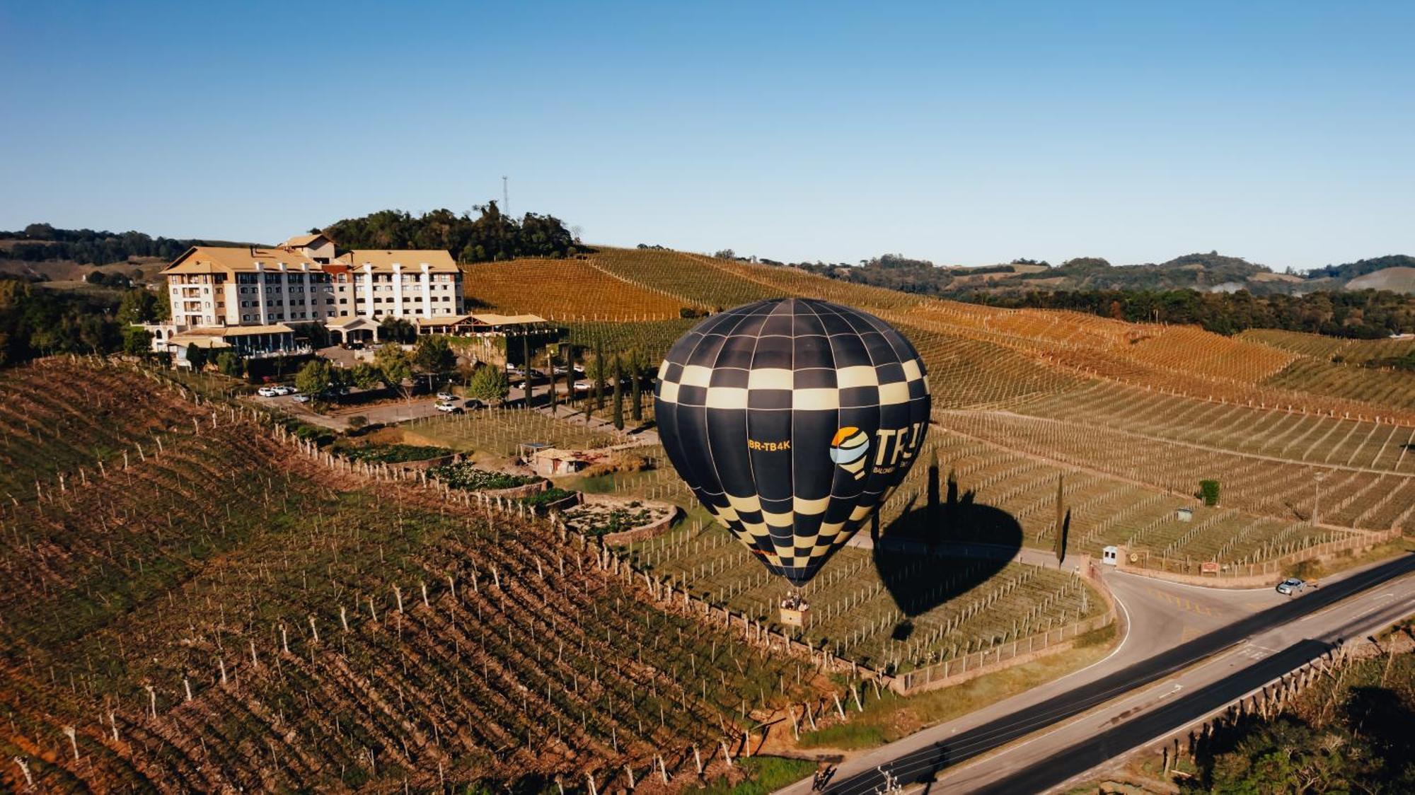 Spa Do Vinho Condominio Vitivinicola Бенту-Гонсалвіс Екстер'єр фото Hot air balloon over the vineyards of the resort